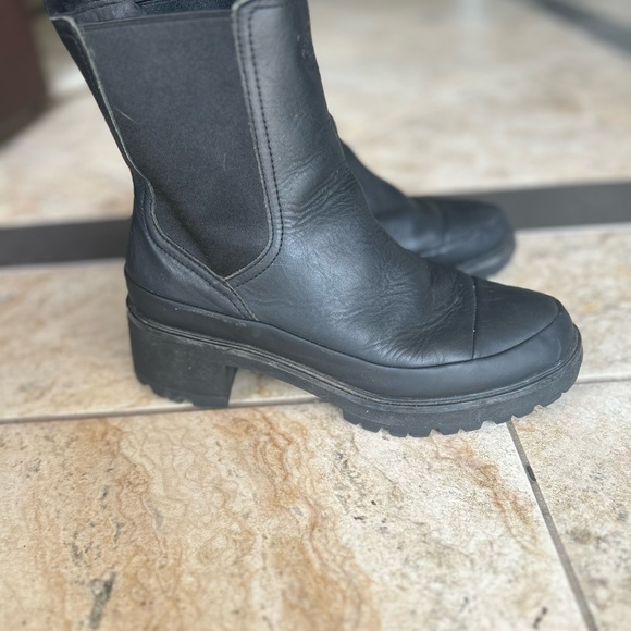 Timberland Black  Leather Chunky Heel Boots. 8 - Picture 5 of 6